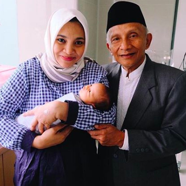 <p>Amien Rais diketahui sangat dekat dengan anak keduanya, Hanum Salsabiela Rais. Melalui akun Instagram Hanum, banyak bercerita mengenai sosok ayahnya tersebut. Termasuk saat menjemputnya seusai melahirkan pada awal Januari lalu. (Foto: Instagram @hanumrais)</p>