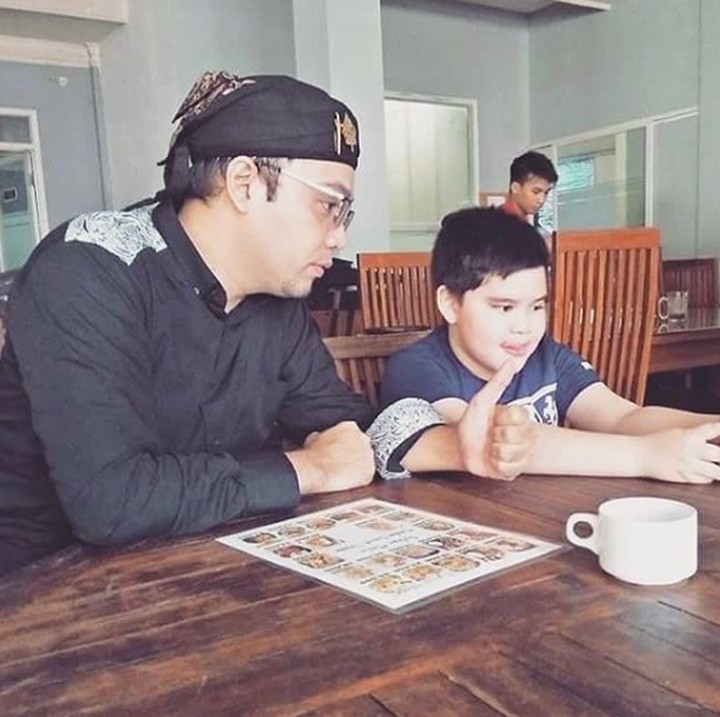 <p>Diajak Latafka wefie nih, Bun. Akrab banget ya ayah dan anak satu ini. Semoga Ayah Sandy dan anak-anak sehat selalu. (Foto:Instagram @sandy_tumiwa82)</p>