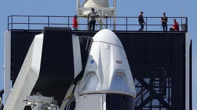 Misi demonstrasi kapsul nirawak Crew Dragon milik SpaceX berhasil mendarat di Stasiun Luar Angkasa Internasional (ISS) pada Minggu (3/3) pukul 17:51 WIB.