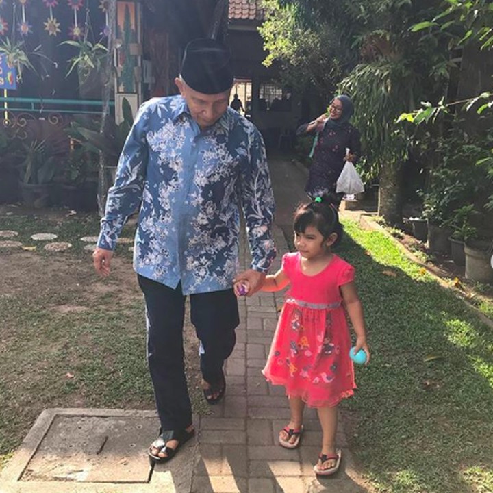 <p>Menyempatkan waktunya untuk sang cucu, Amien Ris terbang dari Jakarta ke Yogyakarta untuk ikut merayakan 'Grandfather day' dengan mengantar cucunya ke sekolah. Amien menggandeng tangan si kecil mulai keluar dari rumahnya. So sweet! (Foto: Instagram @hamienraisofficial)</p>