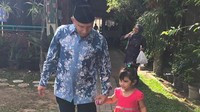 <p>Menyempatkan waktunya untuk sang cucu, Amien Ris terbang dari Jakarta ke Yogyakarta untuk ikut merayakan 'Grandfather day' dengan mengantar cucunya ke sekolah. Amien menggandeng tangan si kecil mulai keluar dari rumahnya. So sweet! (Foto: Instagram @hamienraisofficial)</p>