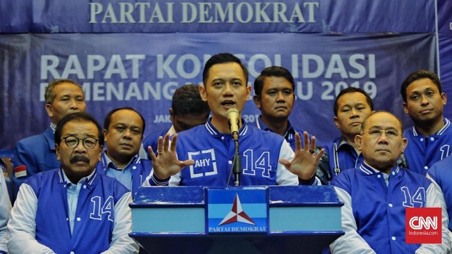 Komandan Kogasma Agus Harimurti Yudhoyono menyatakan dalam memenangkan Demokrat, dirinya dibantu Panglima Timur Pakde Karwo dan Panglima Barat Nachrowi Ramli.