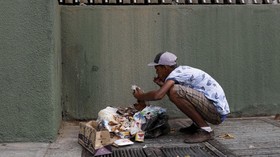 FOTO : Mengais Sampah Untuk Bertahan Hidup di Venezuela