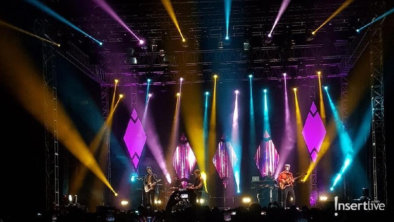 Kodaline sukses menggelar konser di Istora Senayan Jakarta pada Jumat (1/3) malam. Ribuan fans Kodaline larut dalam konser bertajuk Politics of Living Tour.