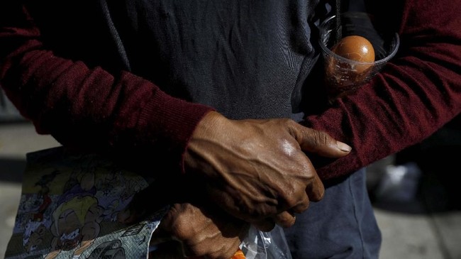 FOTO : Mengais Sampah Untuk Bertahan Hidup di Venezuela