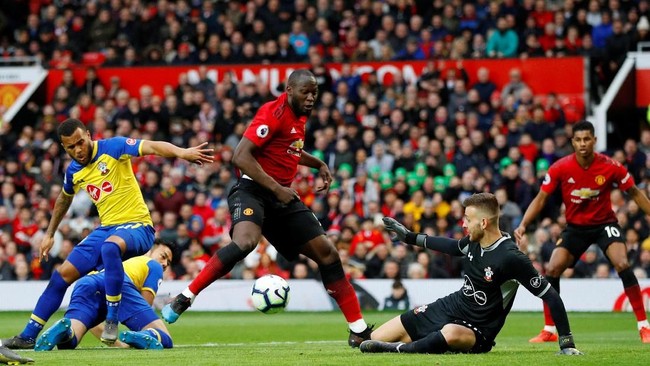 Manchester United dan Manchester City tak dapat mencetak gol dalam laga babak pertama. Man United tertinggal dari Southampton dan Man City ditahan Bournemouth.