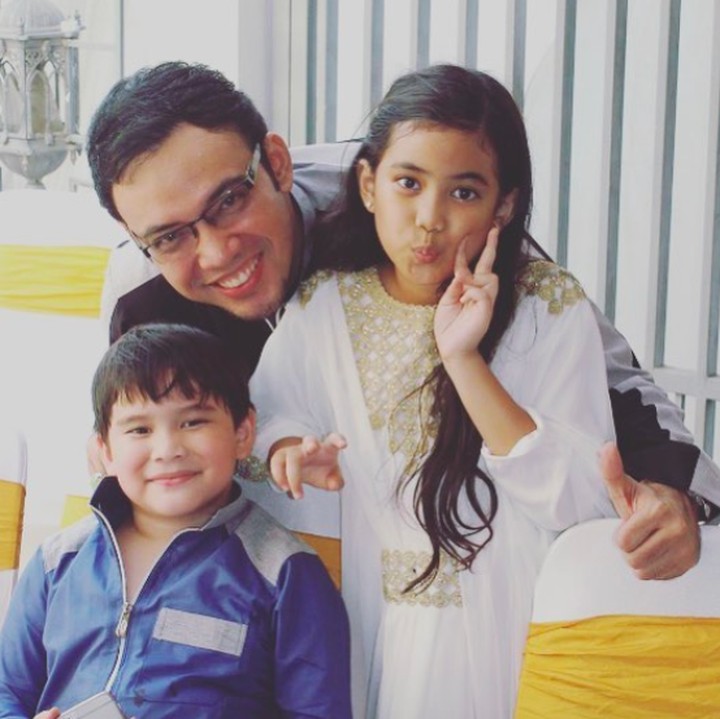 <p>Meski berbeda keyakinan dengan anak-anak, Sandy tetap menyatakan rasa sayangnya untuk Leota dan Latfka. (Foto:Instagram @sandy_tumiwa82)</p>