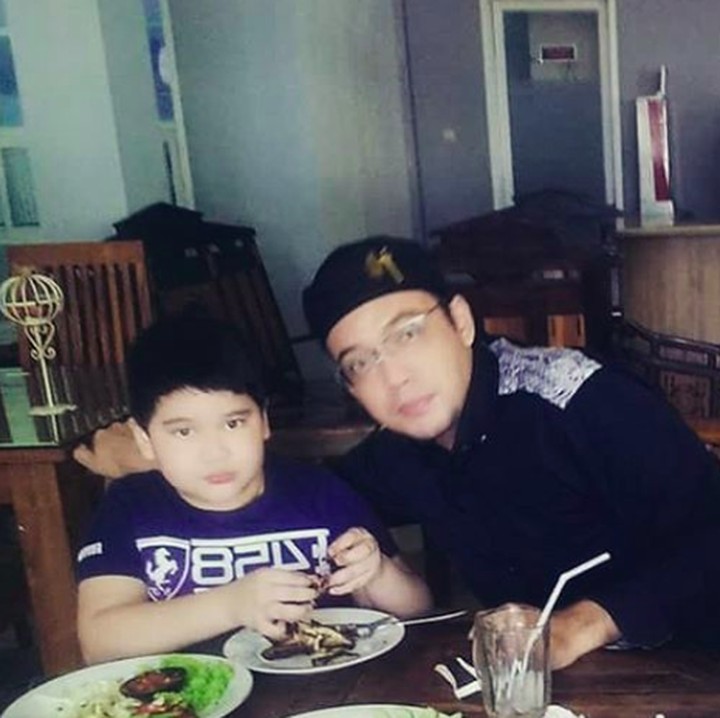 <p>Sandy rupanya sering menghabiskan waktu bersama anak laki-lakinya. Kali ini, makan bareng Latafka. (Foto:Instagram @sandy_tumiwa82)</p>
