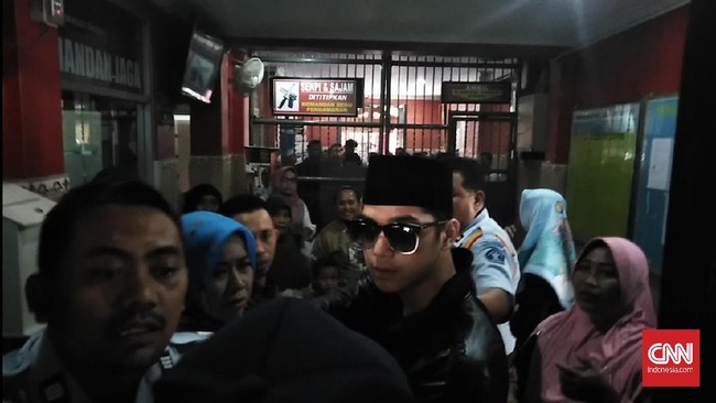 Ahmad Al-Ghazali Kohler dan Abdul Qodir Jaelani berencana mendatangi Komnas HAM untuk mengadukan masa perpanjangan penahanan ayahnya, Ahmad Dhani Prasetyo.