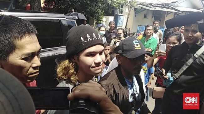 Dua putra Ahmad Dhani datang ke Rutan Klas I Surabaya pada Sabtu (2/3) pagi membawa penganan khas Gresik, Nasi Krawu.