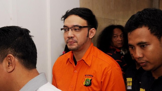 Aktor Sandy Tumiwa melaporkan Ustaz Khalid Basalamah terkait Wayang. Jejak Sandy di kasus hukum cukup panjang, salah satunya terkait narkoba.