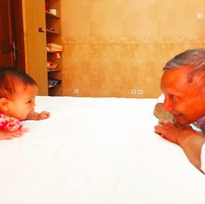 <p>Amien juga sangat dekat dengan Sarahza, anak perempuan Hanum. Lihat gaya Amien saat momong cucu, berhadap-hadapan seolah ingin mengajak ngobrol ya, Bun. Usia keduanya berjarak 73 tahun. (Foto: Instagram @hanumrais)</p>