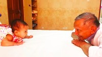 <p>Amien juga sangat dekat dengan Sarahza, anak perempuan Hanum. Lihat gaya Amien saat momong cucu, berhadap-hadapan seolah ingin mengajak ngobrol ya, Bun. Usia keduanya berjarak 73 tahun. (Foto: Instagram @hanumrais)</p>