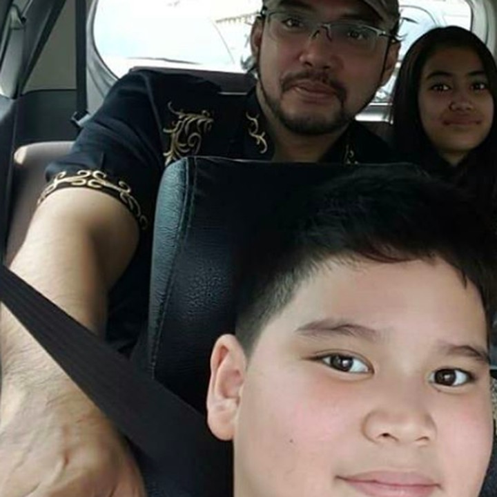 <p>Mau pergi bareng Leota dan Latafka, wefie dulu di mobil. Sandy juga bercerita kalau si bungsu bercita-cita menjadi Kopasus saat dewasa nanti. Seoga tercapai ya Latafka. (Foto:Instagram @sandy_tumiwa82)</p>