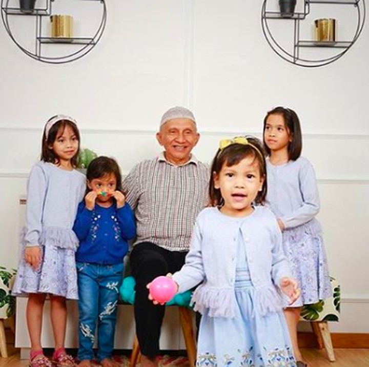 <p><a href="https://news.detik.com/berita/d-4449896/amien-rais-ancam-perang-politik-tkn-ada-kepentingan-apa-bapak-tua-ini?_ga=2.257169931.1495207303.1551052709-1698507087.1548309966" target="_blank">Amien Rais</a> merupakan tokoh politik nasional asal Yogyakarta. Selepas menjadi ketua MPR RI, kini Amine lebih sering menghabiskan waktu di kampung halaman bersama keluarga besar. Termasuk para cucunya. (Foto: Instagram @hanumrais)</p>