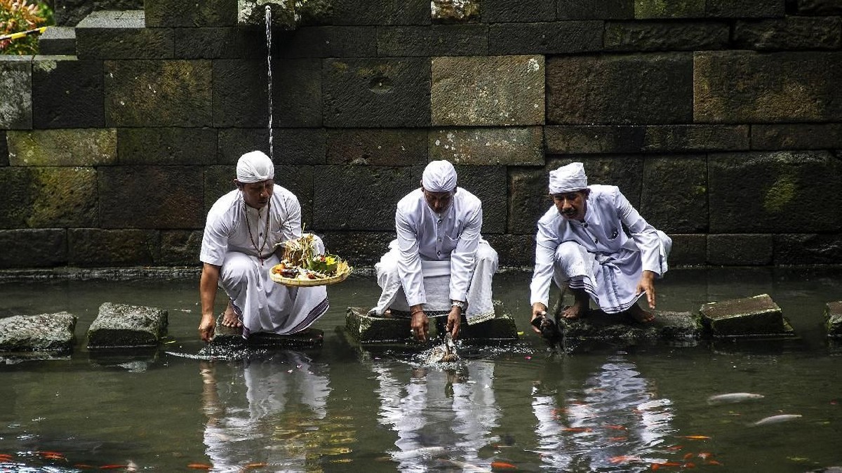 FOTO: Memulai Hari Raya Nyepi dengan Upacara Melasti