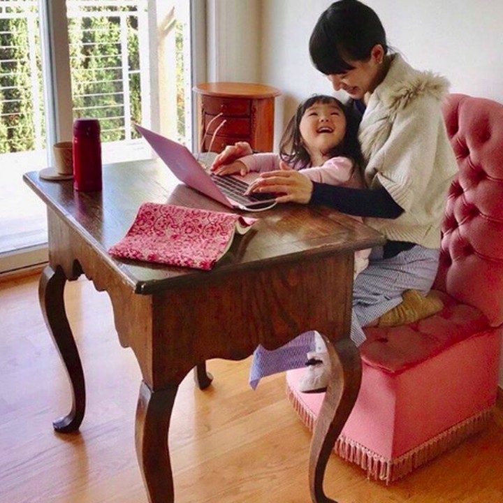 <p>Meski baru berusia tiga tahun, Satsuki selalu dilibatkan dalam pekerjaan Kondo. Kali ini Satsuki menemani sang bunda menulis buku.</p>