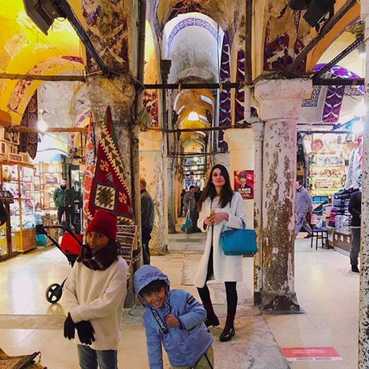 <p>Lihat deh, mantan kekasih Reino Barack ini memang akrab banget kan sama anak-anak? (Foto: Instagram @Lunamaya)</p>