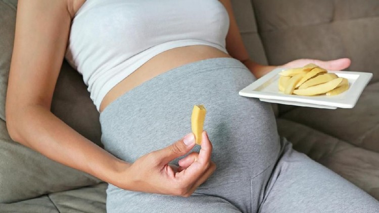 Ibu hamil boleh makan mangga muda, asal jangan berlebihan karena bisa menyebabkan berbagai risiko, Bun.