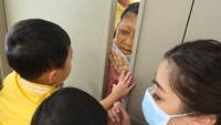 Haru! Suasana Ani Yudhoyono Obati Rindu ke Cucu Via Kaca Pintu