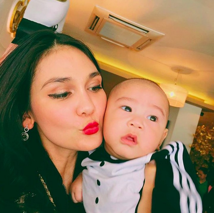 <p>Hayo, Bunda bisa tebak tidak siapa bayi laki-laki yang sedang digendong Luna Maya ini? (Foto: Instagram @Lunamaya)</p>