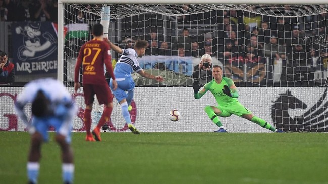 Derby della capitale di Stadion Olimpico, Minggu (3/3) dini hari, berakhir dengan kemenangan tiga gol tanpa balas Lazio atas AS Roma.