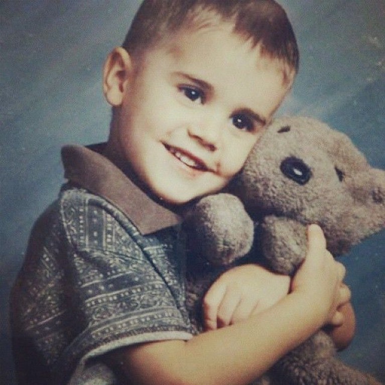 Penyanyi asal Kanada, Justin Bieber kini sudah berusia 25 tahun. Berikut ini transformasi penampilan Justin Bieber selama 25 tahun hidup dan karirnya.
