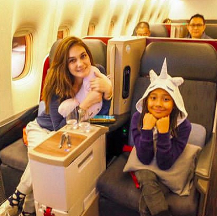 <p>Naik pesawat bercua bersama gadis cilik bisa menciptakan kebahagiaan tersendiri lho buat Luna Maya. (Foto: Instagram @Lunamaya)</p>