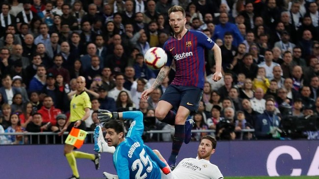 Real Madrid tertinggal 0-1 hingga turun minum dari Barcelona dalam laga El Clasico yang merupakan lanjutan Liga Spanyol 2018/2019.