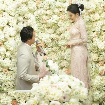 Mendalam, Ini Makna Detail Bangau di Belakang Gaun Syahrini