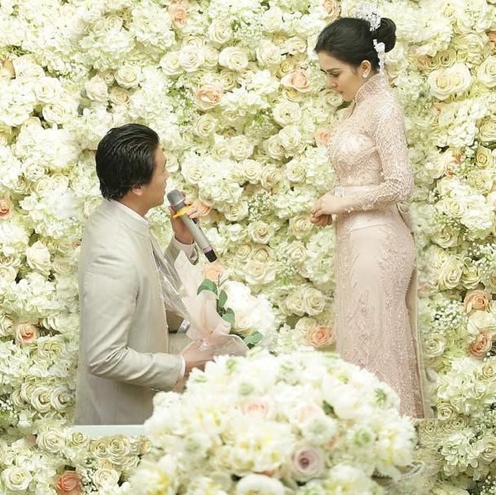 <p>Beberapa hari setelah menikah, mereka kompak mengunggah momen romantis di akun Instagram masing-masing, mulai dari proses lamaran. "Aku melamarmu dengan <em>Bismillah</em> @princessyahrini," tulis Reino. Syahrini pun membalas lewat unggahannya, "<em>Bismillah</em> Aku Menerima Lamaranmu @reinobarack." (Foto: Instagram @princessyahrini dan @reinobarack)</p>