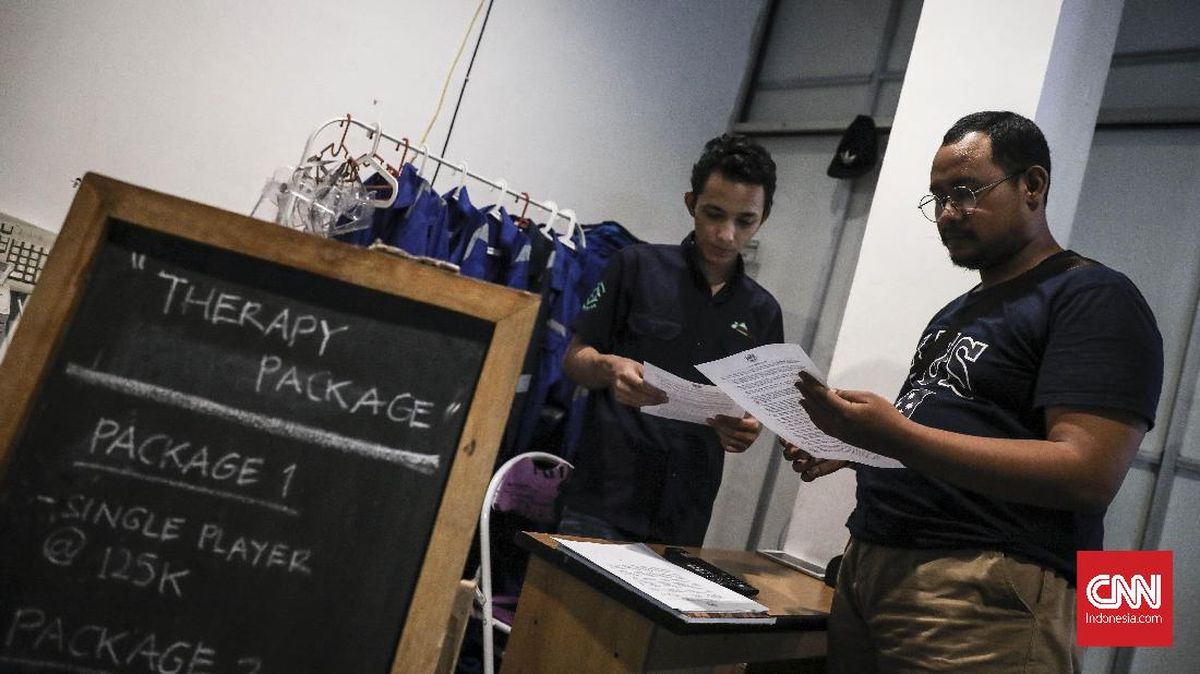 FOTO: Pecahkan Saja Botolnya dan Hancurkan TV-nya