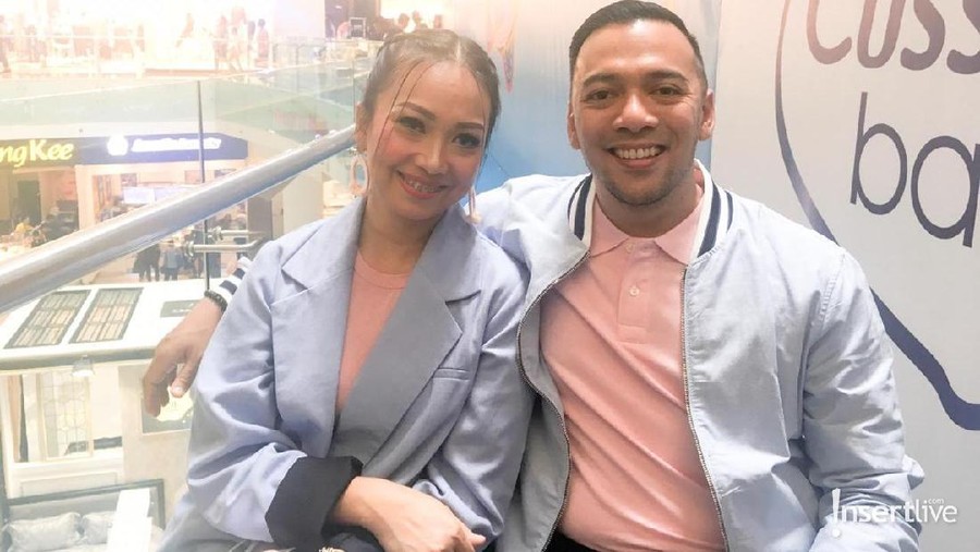 Nola AB Three dan suaminya mendukung anaknya untk bernyanyi