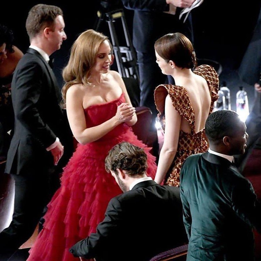 Gaun yang dikenakan Emma Stone di karpet merah Oscars 2019 menyita banyak perhatian masyarakat.