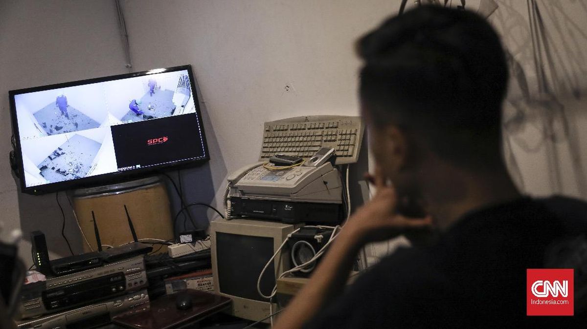 FOTO: Pecahkan Saja Botolnya dan Hancurkan TV-nya