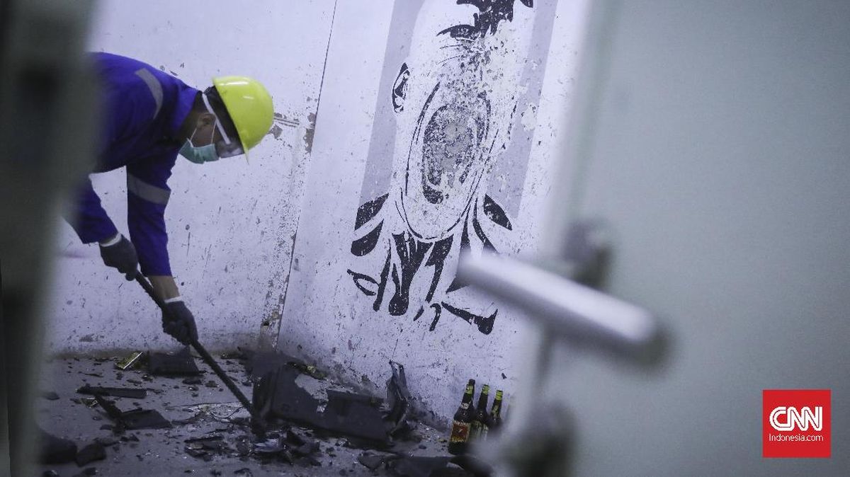 FOTO: Pecahkan Saja Botolnya dan Hancurkan TV-nya