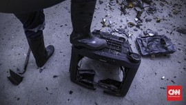 FOTO: Pecahkan Saja Botolnya dan Hancurkan TV-nya