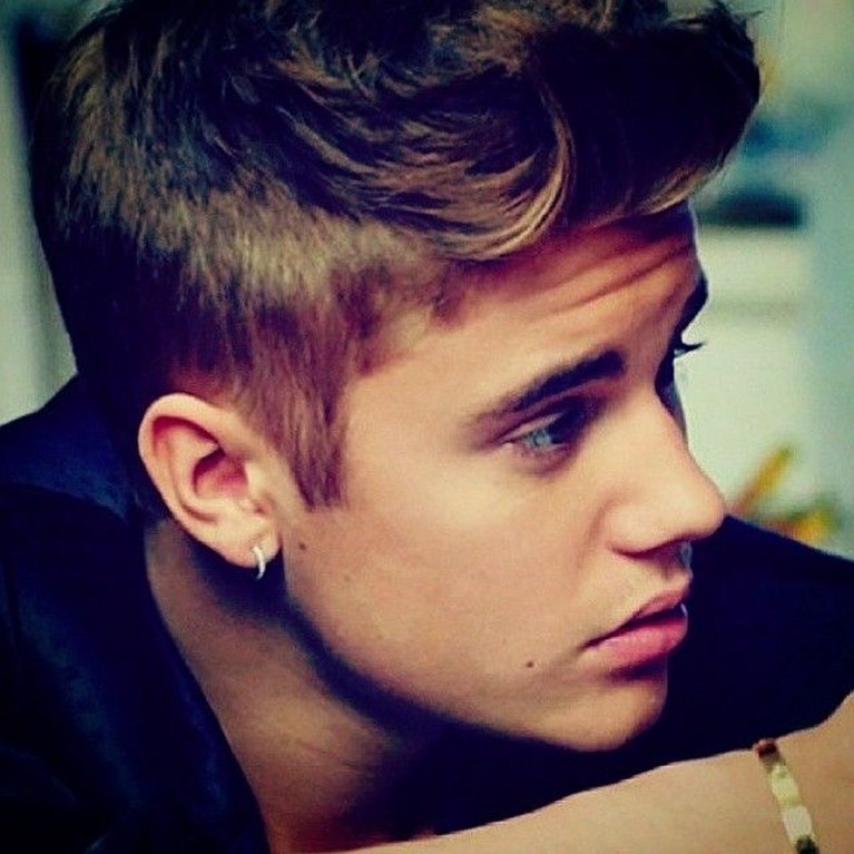 25 Tahun Transformasi Justin Bieber Penyanyi asal Kanada, Justin Bieber kini sudah berusia 25 tahun. Berikut ini transformasi penampilan Justin Bieber selama 25 tahun hidup dan karirnya.