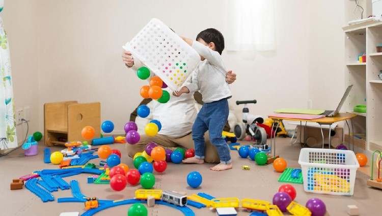 Banyak mainan anak yang sudah tak terpakai di rumah? Bunda bisa ajari anak berbisnis online lho.