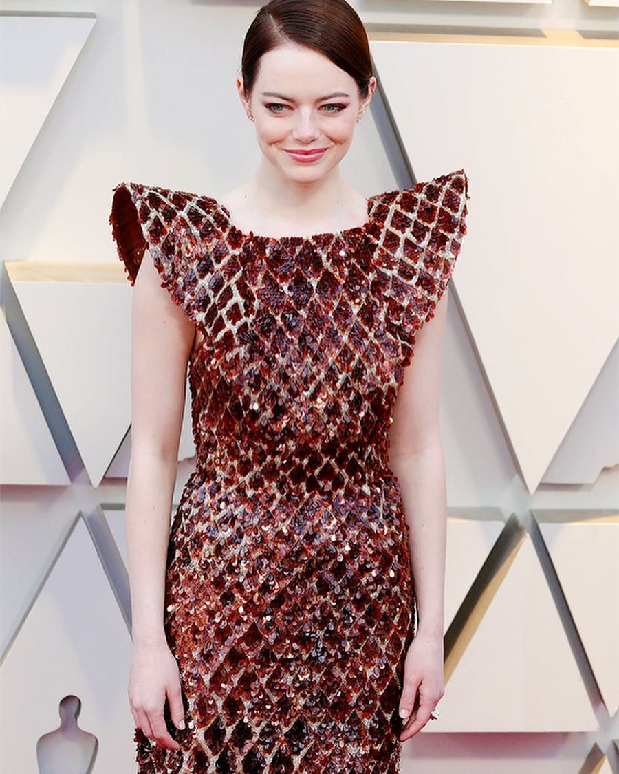 Gaun yang dikenakan Emma Stone di karpet merah Oscars 2019 menyita banyak perhatian masyarakat.