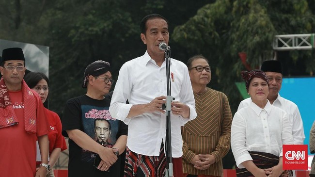 Saat menghadiri Festival Sarung di Jakarta, Jokowi menyebut sarung pantas dilestarikan karena merupakan salah satu kekayaan budaya Indonesia.