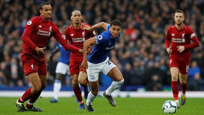 Everton dan Liverpool gagal menyarangkan gol pada babak pertama dalam laga lanjutan Liga Inggris yang berlangsung di Stadion Goodison Park, Minggu (3/3).