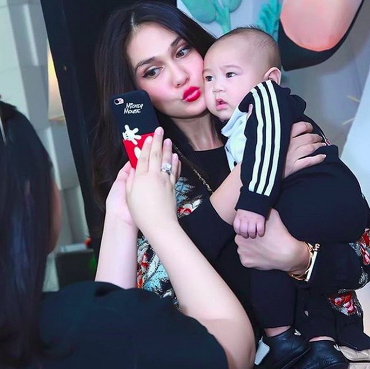 <p>Bayi ini adalah Rafathar, Bun! Anak Raffi dan Nagita. Sekarang bayi di foto tersebut sudah beranjak besar, he-he-he. (Foto: Instagram @Lunamaya)  </p>