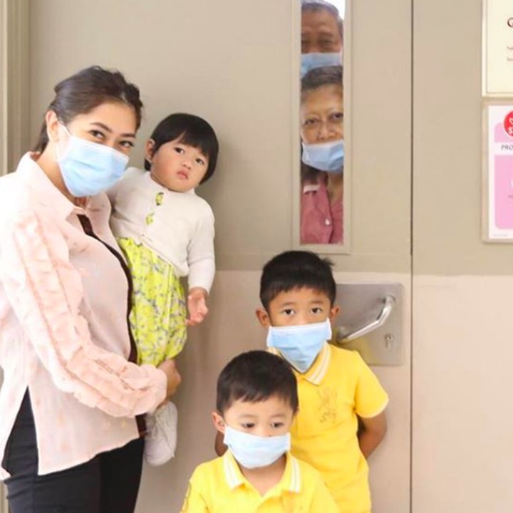 <p>Memang, Airlangga, Sakti, dan Gaia belum bisa ketemu langsung dengan Memo. Mereka mesti terharang kaca pintu. Namun, setidaknya itu bisa mengobati rasa rindu nenek dan cucunya ini kan, Bun? (Foto: Instagram/@ruby_26)</p>