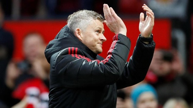 Ole Gunnar Solskjaer mendapat ucapan selamat dari pemain-pemain dan mantan pemain Manchester United setelah dipastikan menjadi manajer tetap.