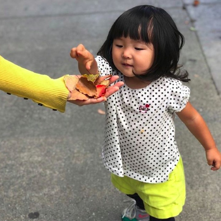<p>Si bungsu Miko yang berusia dua tahun juga sudah pandai melipat baju. Di foto ini Miko imut banget ya?</p>