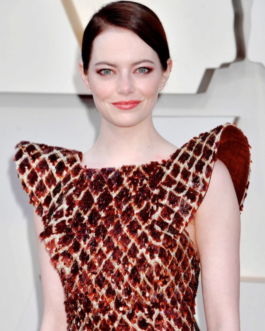 Gaun yang dikenakan Emma Stone di karpet merah Oscars 2019 menyita banyak perhatian masyarakat.