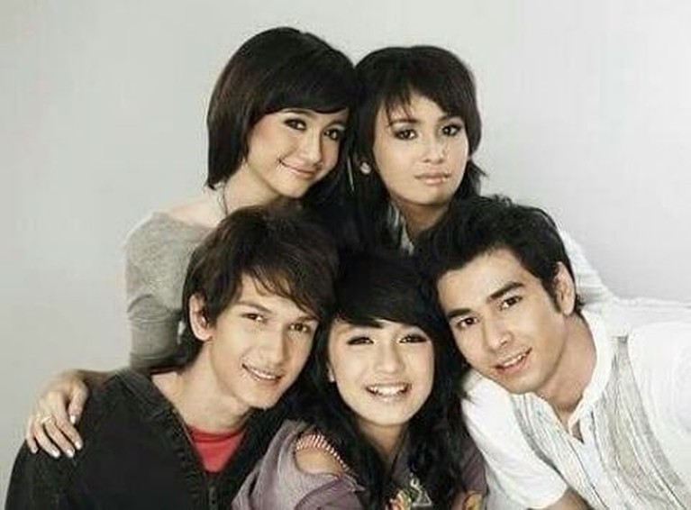 Penampilan polos para personel BBB. Wajah mereka pada saat debut masih imut-imut lho.