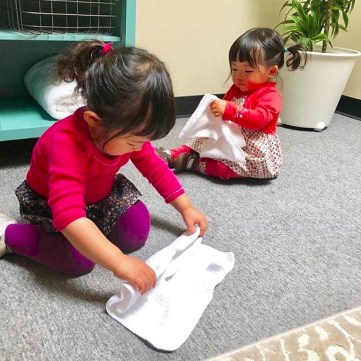 <p>Lihat deh, kecil-kecil sudah pintar <a href="https://wolipop.detik.com/entertainment-news/d-4442209/kala-ratu-berbenah-marie-kondo-tampil-glamor-di-oscars-2019" target="_blank">melipat </a>kain lap ya? Padahal masih batita, lho.</p>