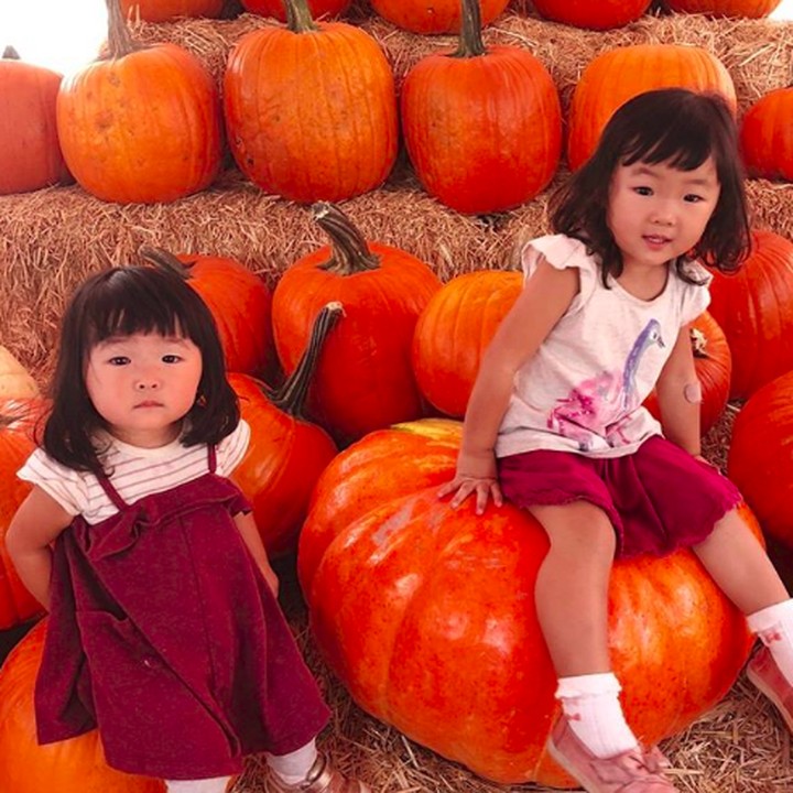 <p><a href="https://wolipop.detik.com/home/d-4450509/the-power-of-marie-kondo-bikin-penjualan-kotak-penyimpan-barang-meningkat" target="_blank">Marie Kondo</a>, penemu dan praktisi metode berbenah KonMari kini menjadi sorotan publik. Kondo ternyata mencontohkan metode tersebut pada kedua anaknya, Satsuki dan Miko.</p>